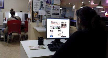 Un hombre navega por internet en un cibercafé en Estambul, Turquía.
