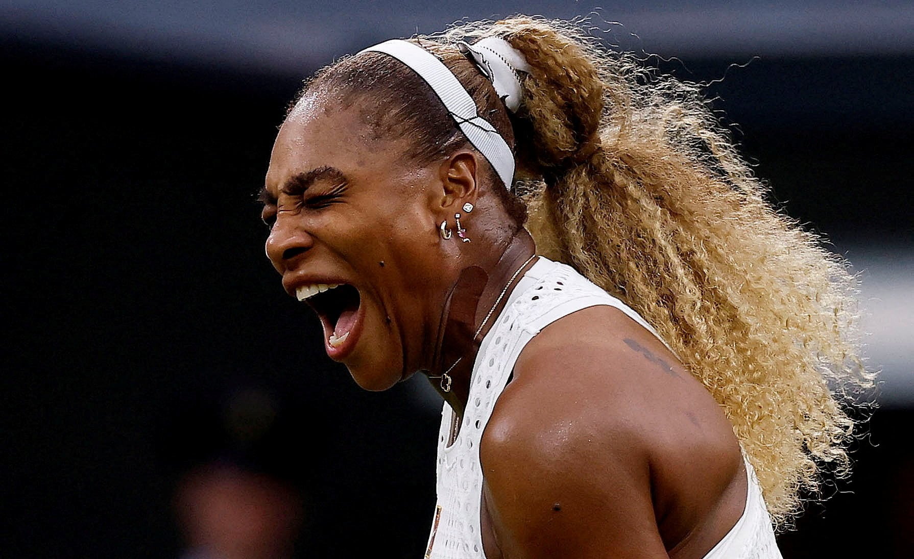 Serena Williams cae, pero de pie. Ella siempre de pie