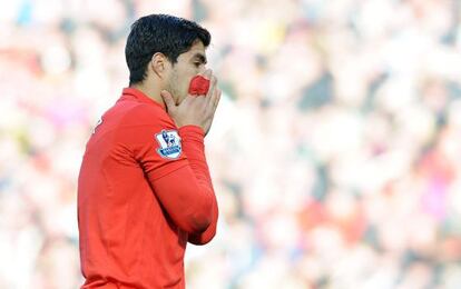 Luis Suárez se lamenta tras una acción del pasado domingo ante el Chelsea.