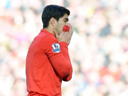 Luis Suárez se lamenta tras una acción del pasado domingo ante el Chelsea.