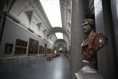 Busto en la galería central del Museo del Prado, vacía por el cierre temporal del Museo por la crisis del coronavirus.