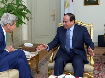 El secretario de Estado, John Kerry, y el presidente egipcio Al Sisi.