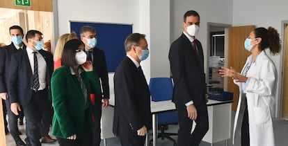 El presidente del Gobierno, Pedro Sánchez, asiste a la inauguración del centro de salud de Tarajal. Acompañado de la ministra Carolina Darias, el presidente de Ceuta, Juan Jésus Vivas , y la directora de INGESA Belen Hernando, este miércoles en Ceuta.
