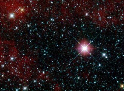 Primera imagen de un trozo del cosmos capturado bajo luz infrarroja tomada por el telescopio espacial WISE de la NASA al iniciar su exploración del universo.