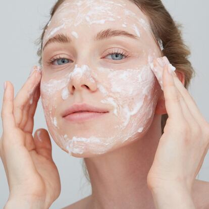 Descubre cuál es el mejor limpiador facial de la historia. GETTY IMAGES.