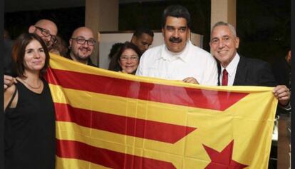 Representantes de la asociación Itaca, con Nicolás Maduro, en una imagen de archivo.