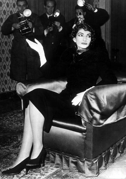 Maria Callas en una rueda de prensa en el Hotel Quirinale de Roma el 7 de enero de 1958 tras el escándalo de la actuación de Norma, donde abandonó la actuación al final del primer acto.