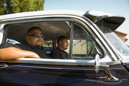 Dos chicanos en su ranfla (auto) escuchando los hits de la comunidad. Un clásico de clásicos.