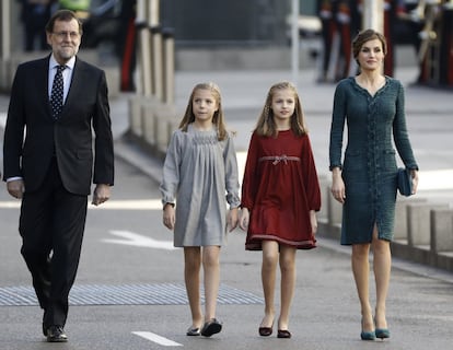 La Reina y sus hijas, la princesa de Asturias, Leonor y la Infanta Sofía, llegan junto al presidente del Gobierno, Mariano Rajoy, al Palacio de las Cortes.