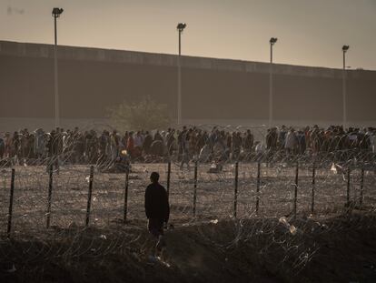 Cientos de migrantes acampan cerca del muro fronterizo, después de cruzar el Río Bravo, con la esperanza de ingresar a Estados Unidos de que al finalizar la política fronteriza del Título 42 logren recibir asilo humanitario en el país norteamericano, el 10 de mayo de 2023.