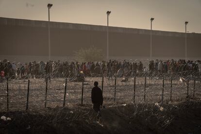 Cientos de migrantes acampan cerca del muro fronterizo, después de cruzar el Río Bravo, con la esperanza de ingresar a Estados Unidos de que al finalizar la política fronteriza del Título 42 logren recibir asilo humanitario en el país norteamericano, el 10 de mayo de 2023.