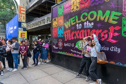 Fanáticos del grupo coreano Stray Kids se toman fotografías en una valla promocional de su concierto en Ciudad de México, el 11 de abril.