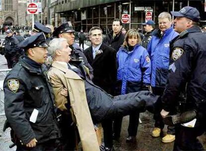 Un hombre es detenido durante una protesta contra la guerra de Irak celebrada ayer cerca de la Bolsa de Nueva York.