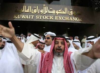 Operadores de la Bolsa de Kuwait protestan durante la sesión de ayer.