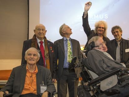 De izquierda a derecha, Harold Kroto, Alexei Leonov, Richard Dawkins, Brian May, Garik Israelian y Stephen Hawking, en 2015.