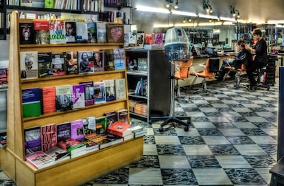 Vista de la librería-peluquería Los Oficios Terrestres, en Palma de Mallorca.