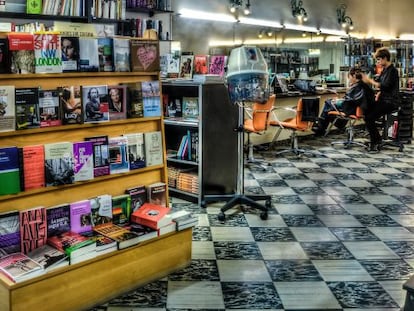 Vista de la librer&iacute;a-peluquer&iacute;a Los Oficios Terrestres, en Palma de Mallorca.