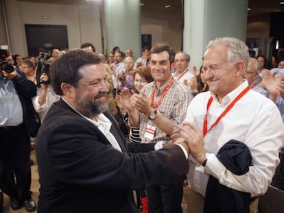 Francisco Caama&ntilde;o, a la izquierda, se saluda con el diputado Jos&eacute; Luis M&eacute;ndez Romeu ayer en el congreso.