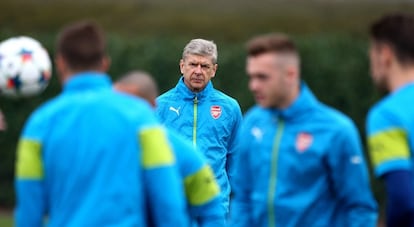 Wenger, durante un entrenamiento del Arsenal.