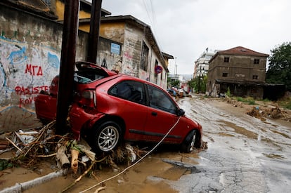 Un vehículo dañado en Volos, Grecia, este miércoles.