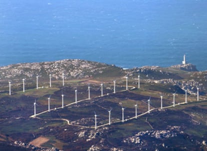Parques eólicos terrestres en la costa de Muros, una de las áreas que estudia el ministerio para emplazar molinos sobre el mar.