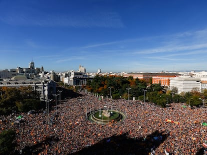 Thousands of people in the Plaza de Cibeles in Madrid, this Saturday.