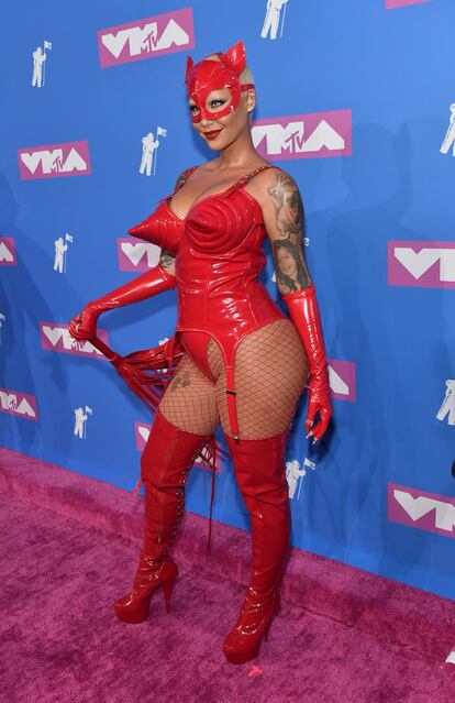 Amber Rose aportó el toque diabólico con este curioso conjunto en latex de diablesa.