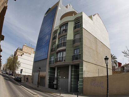 Edificios con sobrealzado de la calle Gibraltar, en el distrito de Russafa de Valencia.