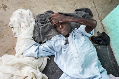 Un pescador al que los militares confundieron con un miliciano de Boko Haram y torturaron durante días colgado de las manos, tendido en el suelo del hospital con una mano vendada e infectada. Una mosquitera lo protege de los insectos en el Hospital de Bol.