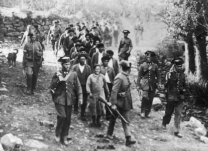 Una de las imágenes icónicas de la Revolución de 1934, tomada en Brañosera (Palencia), el 8 de octubre, en la que se ve una columna de la Guardia Civil con mineros detenidos, encabezados por una mujer. La imagen es de Félix Ortiz Perelló, de la agencia Piortiz, y la publicó el 'Abc' el 26 de ese mes.