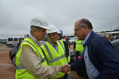 Presidente da Sabesp Jerson Kelman cumprimenta Alckmin na presença do secretário de recursos hídricos Benedito Braga.