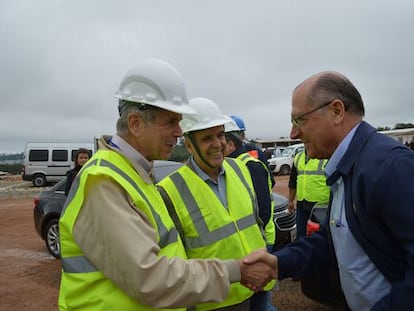 Presidente da Sabesp Jerson Kelman cumprimenta Alckmin na presença do secretário de recursos hídricos Benedito Braga.