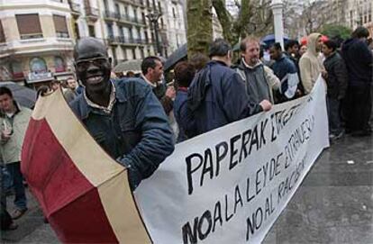 Un momento de la marcha de ayer en San Sebastián a favor de los derechos de los inmigrantes.