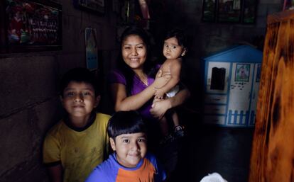 María Guadalupe posa para la foto con sus sobrinos en su casa en Acapulco, México. María está completamente curada de la tuberculosis multirresistente después de 18 meses de tratamiento. Ella ahora es capaz de vivir una vida saludable y pasa mucho tiempo con su familia.