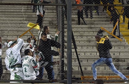 Enfrentarmientos entre las hinchadas de Palmeiras y Pe&ntilde;arol durante el partido de Copa Libertadores en Montevideo.