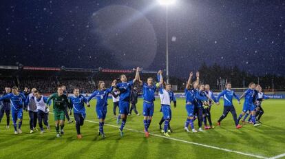 Los jugadores de Islandia celebran la clasificación para la Eurocopa.