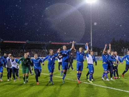 Los jugadores de Islandia celebran la clasificación para la Eurocopa.