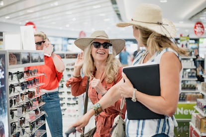 Pasajeras de compras en el Duty Free.