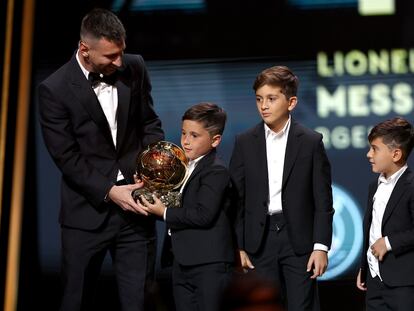 Messi, junto a sus tres hijos, en la gala del Balón de Oro.