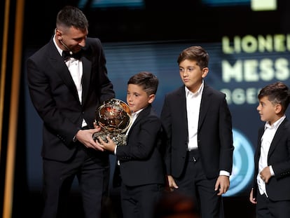 Messi, junto a sus tres hijos, en la gala del Balón de Oro.