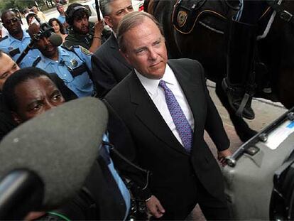 Jeff Skilling abandona el tribunal tras escuchar el veredicto del jurado.