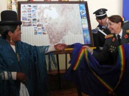 La general del Ejército de Bolivia Gina Reque Terán (d) desvela un mapa vial y turístico del sur del país que fue elaborado con motivo del rally Dakar 2014 y que es presentado por el Instituto Geográfico Militar (IGM) de Bolivia presenta en La Paz (Bolivia) heste 5 de diciembre de 2013.