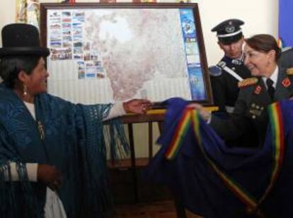 La general del Ejército de Bolivia Gina Reque Terán (d) desvela un mapa vial y turístico del sur del país que fue elaborado con motivo del rally Dakar 2014 y que es presentado por el Instituto Geográfico Militar (IGM) de Bolivia presenta en La Paz (Bolivia) heste  5 de diciembre de 2013.