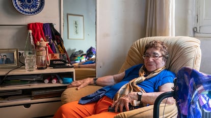 Marina López, de 94 años, posa en su piso de Lavapiés (Madrid), un día antes del desahucio.