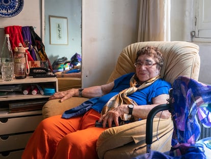 Marina López, de 94 años, posa en su piso de Lavapiés (Madrid), un día antes del desahucio.