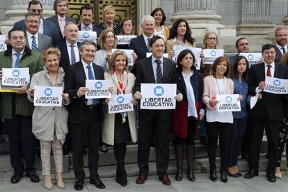 Protesta del PP contra el anuncio de la Generalitat valenciana del cierre de 31 unidades de bachillerato en colegios concertados.