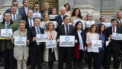 Protesta del PP contra el anuncio de la Generalitat valenciana del cierre de 31 unidades de bachillerato en colegios concertados.