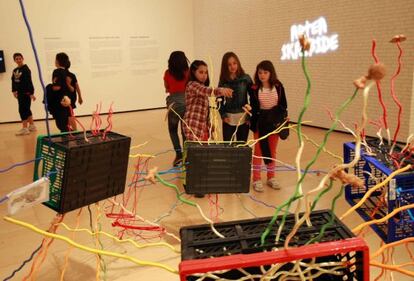 Varios alumnos comentan sus obras de la exposición "Aprendiendo a través del arte" del Museo Guggenheim Bilbao