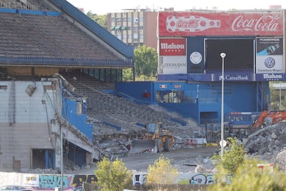 Con la retirada de la última tribuna que quedaba en pie del antiguo estadio del Atlético de Madrid han acabado unos trabajos largos y complejos que comenzaron en febrero de 2019. En la imagen, una de las gradas del estadio Vicente Calderón, el 27 de julio de 2019.