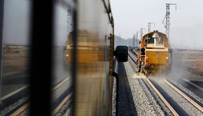 Por estas vías ya han ensayado locomotoras de Talgo a 230 kilómetros por hora. Mientras no funciona el tren, los raíles se prueban y afianzan con máquinas especiales.